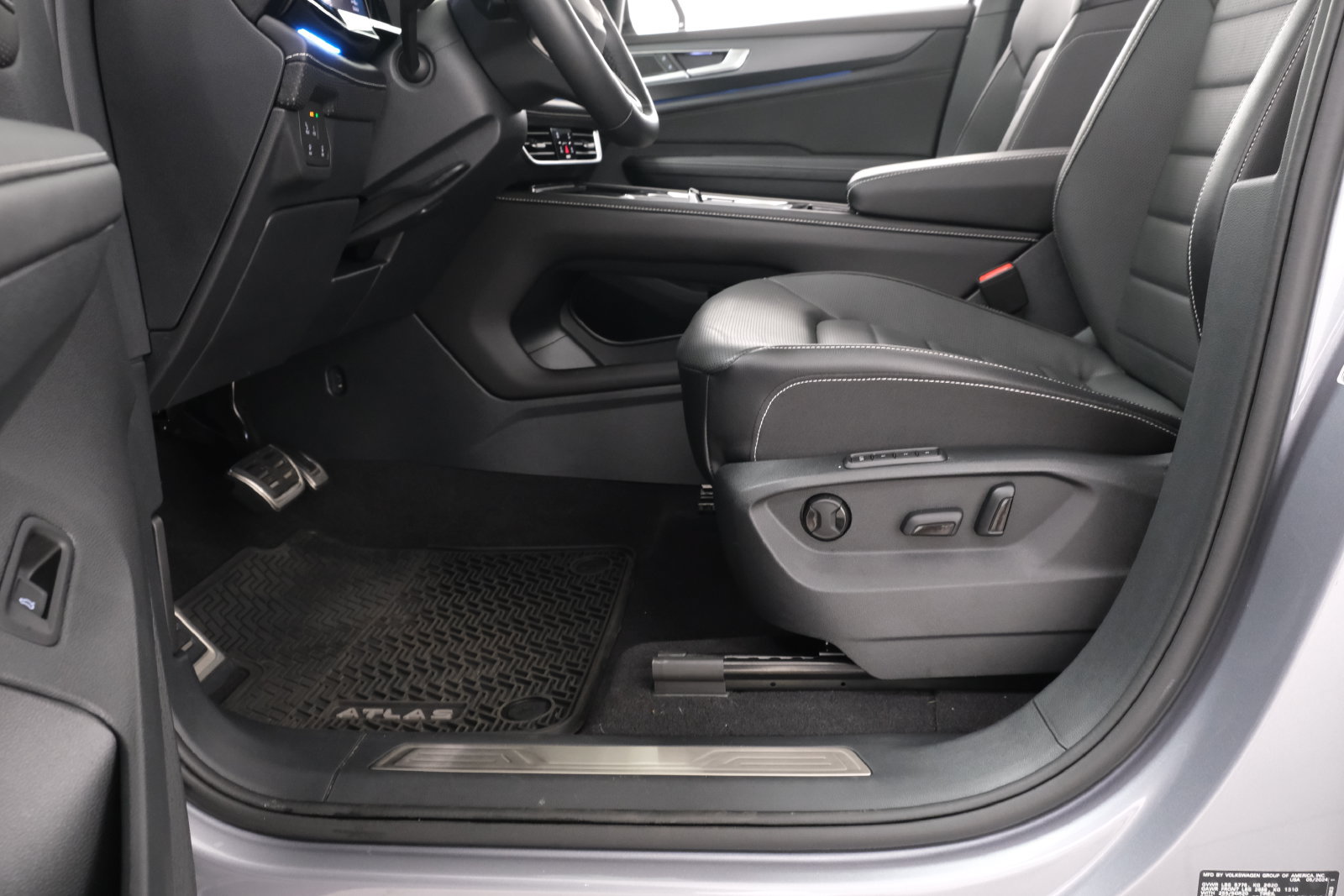 Used 2024 Volkswagen Atlas Cross Sport SEL R-Line AWD/4WD image 30