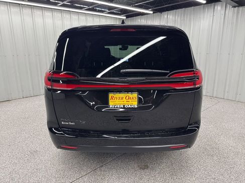 New 2026 Chrysler Pacifica Select image 5