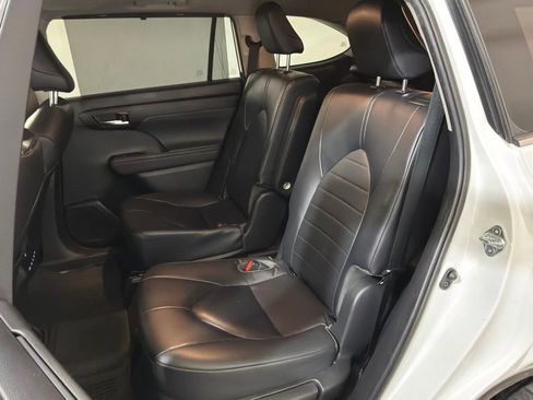 Used 2023 Toyota Highlander XLE image 18