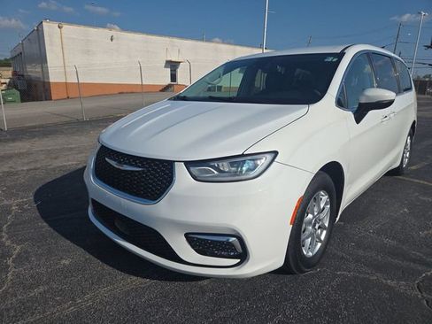 Used 2023 Chrysler Pacifica Touring-L FWD image 1