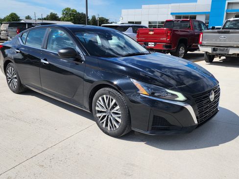 Used 2024 Nissan Altima 2.5 SV FWD image 3