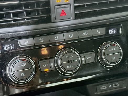Used 2024 Volkswagen Jetta SE w/ Panoramic Sunroof Package FWD image 19