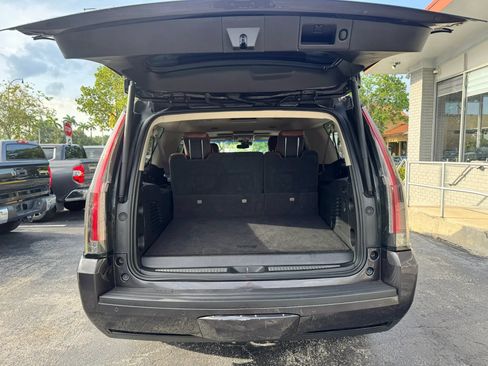Used 2017 Cadillac Escalade ESV Premium Luxury AWD/4WD image 8