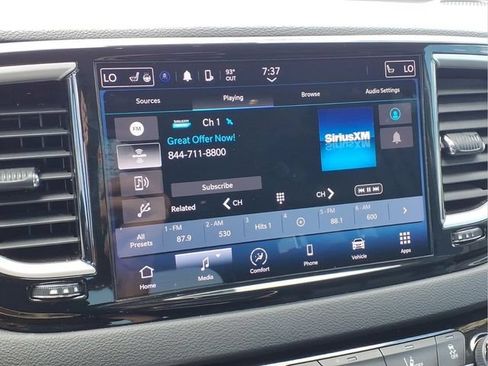 Used 2024 Chrysler Pacifica Touring-L FWD image 5