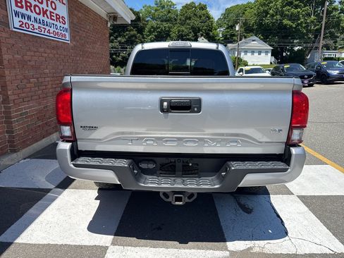 Used 2019 Toyota Tacoma TRD Sport AWD/4WD image 10
