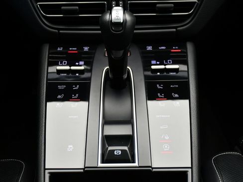 Certified 2024 Porsche Macan AWD/4WD image 30