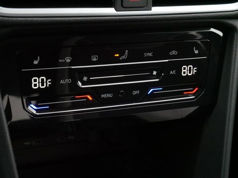 Certified 2025 Volkswagen Taos SE w/ Panoramic Sunroof Package image 23