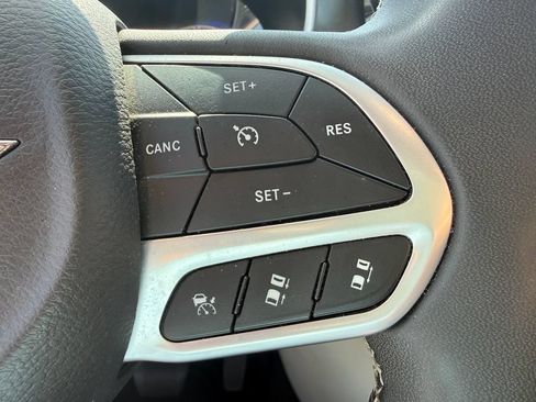 Used 2023 Chrysler Pacifica Touring-L FWD image 17