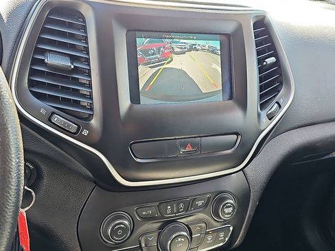 Used 2019 Jeep Cherokee Latitude w/ Popular Appearance Group image 17