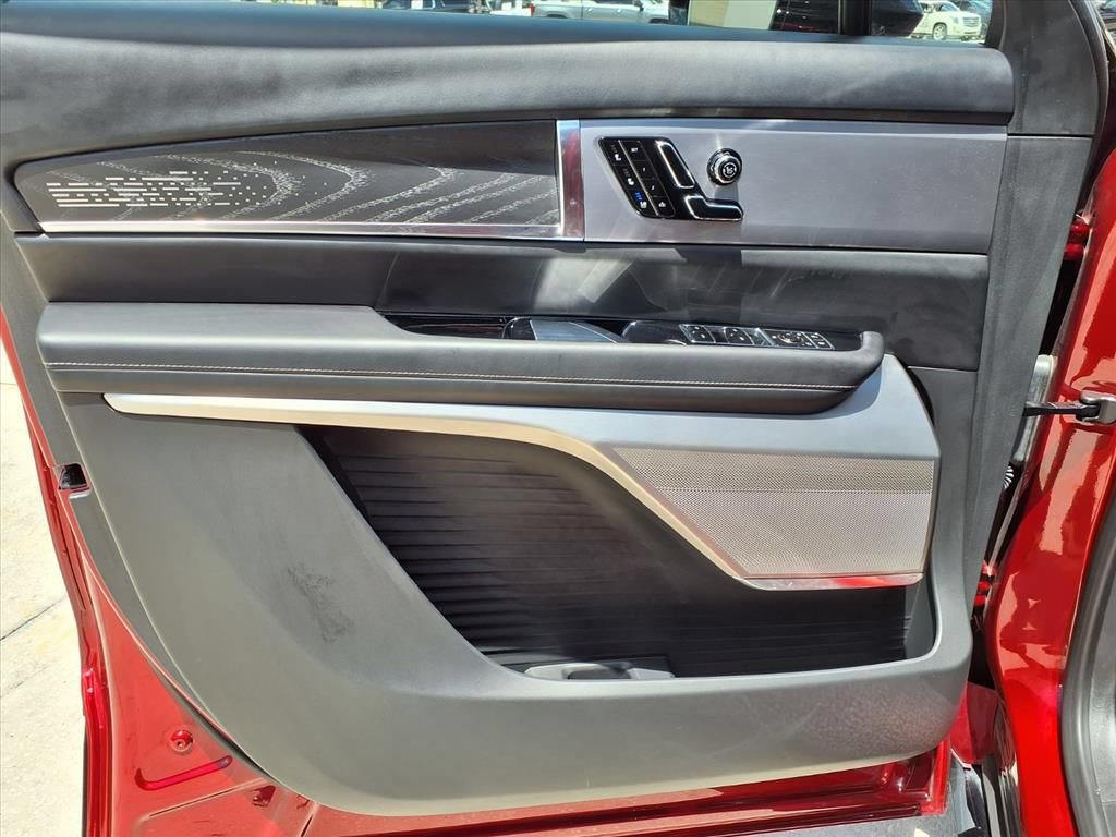 Certified 2026 Cadillac Vistiq Platinum w/ LPO, Floor Liner Package AWD/4WD image 18
