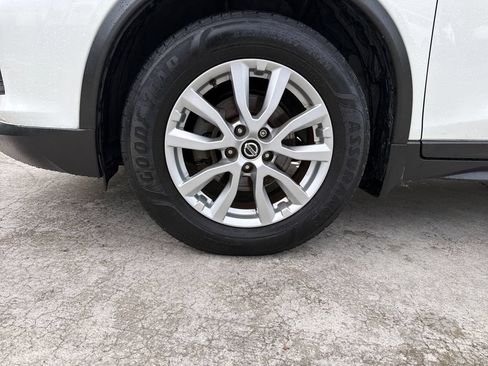 Used 2020 Nissan Rogue SV FWD image 12