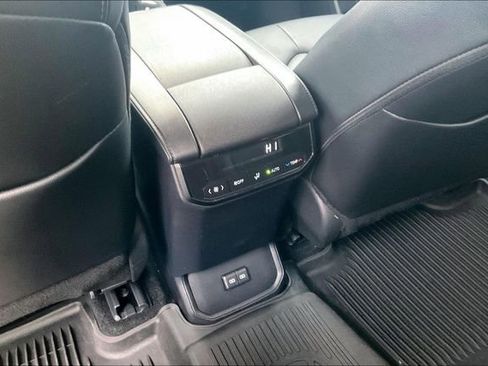 Used 2025 Toyota Highlander XLE AWD/4WD image 35