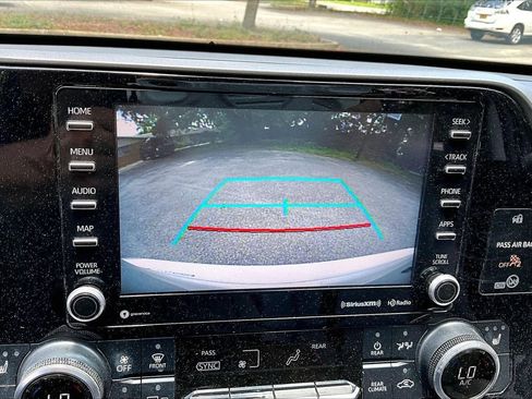 Used 2020 Toyota Highlander XLE FWD image 13