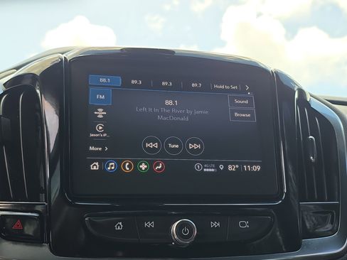 Used 2023 Chevrolet Traverse LT FWD image 28