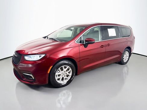 Used 2023 Chrysler Pacifica Touring-L FWD image 3
