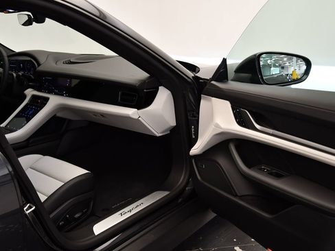 Used 2025 Porsche Taycan image 47