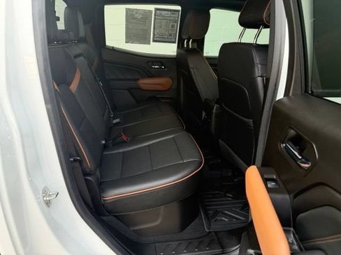 Certified 2024 GMC Canyon AT4 w/ AT4 Premium Package AWD/4WD image 19