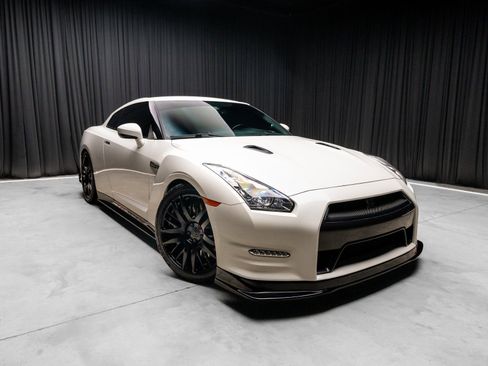 Used 2013 Nissan GT-R Black Edition image 9