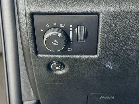 Used 2018 Jeep Grand Cherokee Altitude AWD/4WD image 10