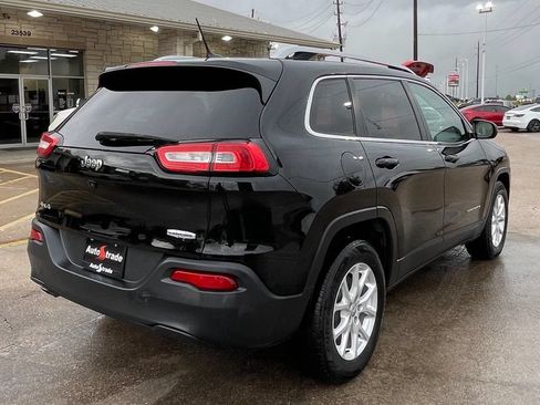 Used 2017 Jeep Cherokee Latitude AWD/4WD image 4