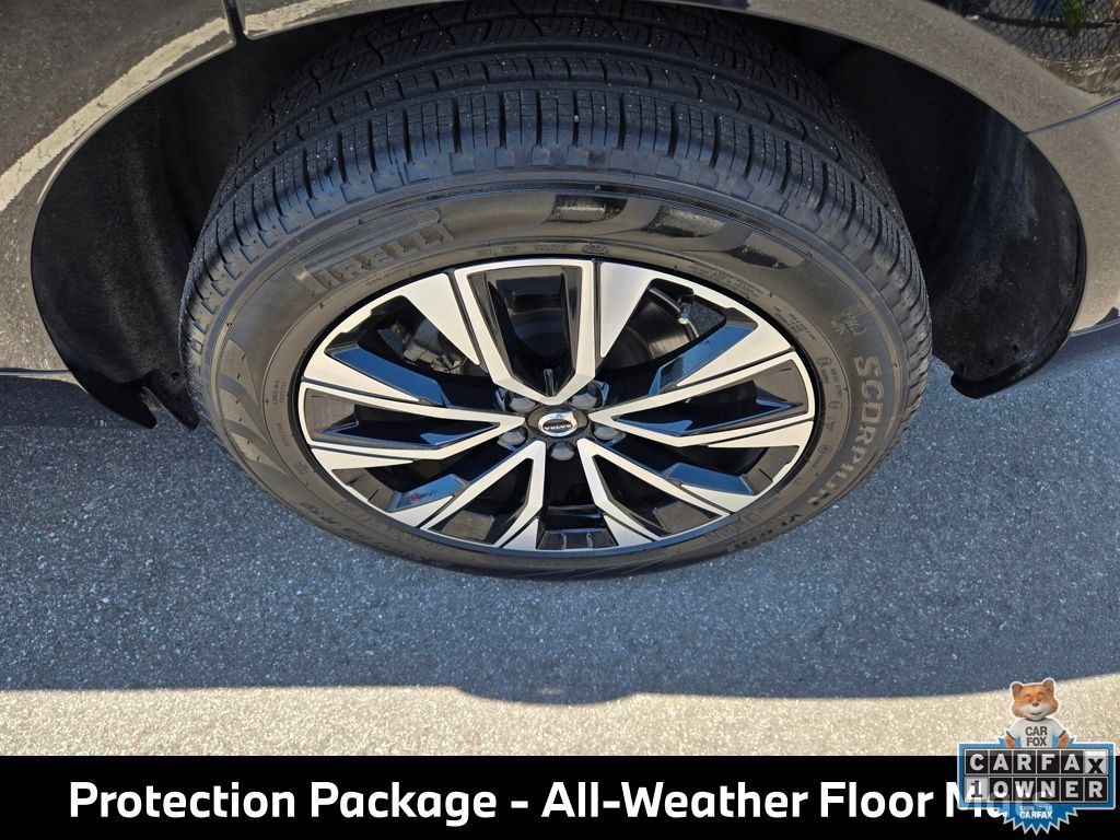 Used 2024 Volvo XC60 B5 Plus AWD/4WD image 13