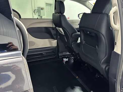 Used 2022 Chrysler Pacifica Touring-L FWD image 31