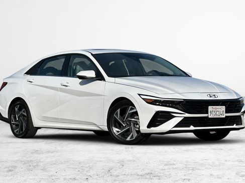 Used 2025 Hyundai Elantra Limited FWD image 2