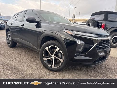 Used 2025 Chevrolet Trax RS w/ Sunroof Package image 1