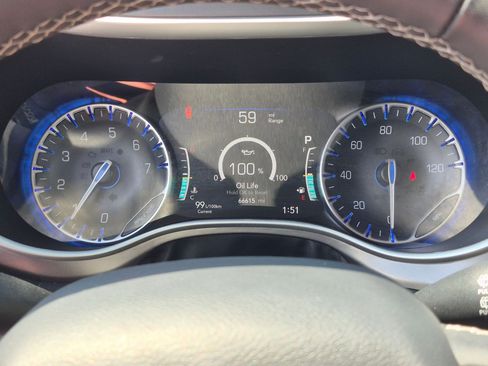 Used 2024 Chrysler Pacifica Touring-L FWD image 21