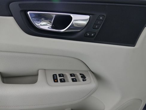 Used 2019 Volvo XC60 T6 Momentum w/ Premium Package image 11