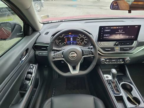 Used 2025 Nissan Altima 2.5 SR w/ SR Premium Package FWD image 9