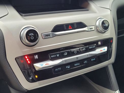 Used 2021 Ford Explorer XLT image 25