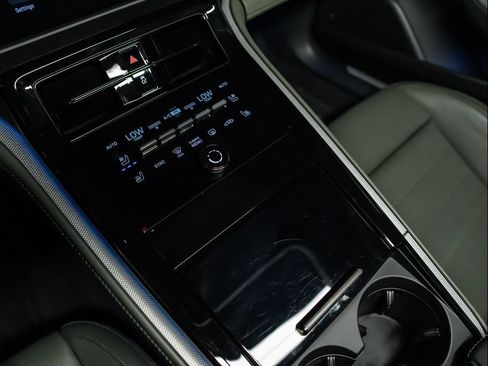 Used 2024 Porsche Panamera RWD image 27