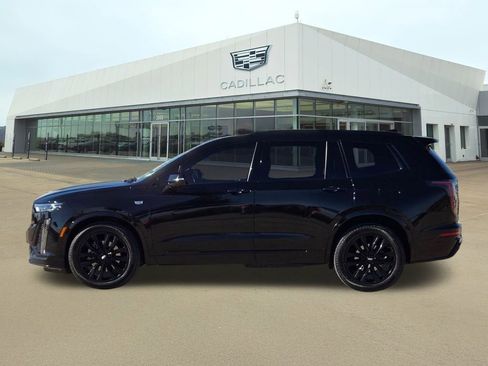 Used 2021 Cadillac XT6 Sport w/ LPO, ONYX Package image 3