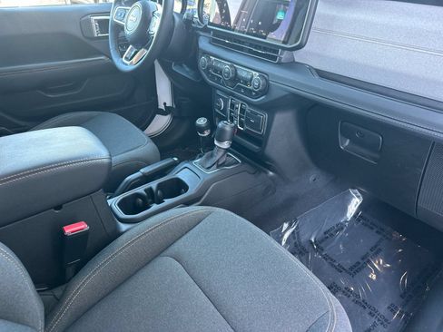 Used 2025 Jeep Wrangler Unlimited Sahara AWD/4WD image 15
