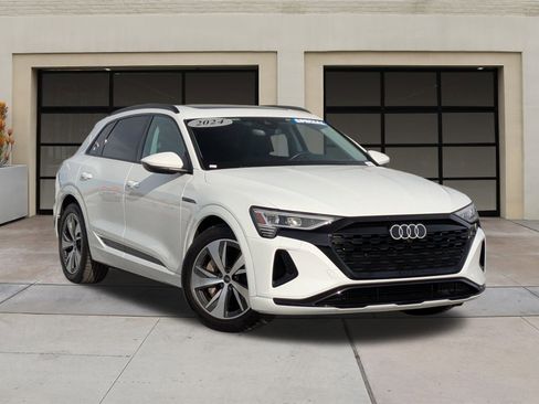 Used 2024 Audi Q8 e-tron Premium image 33