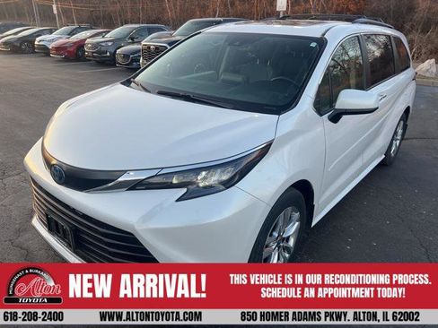 Certified 2024 Toyota Sienna XLE w/ XLE Plus Package image 1