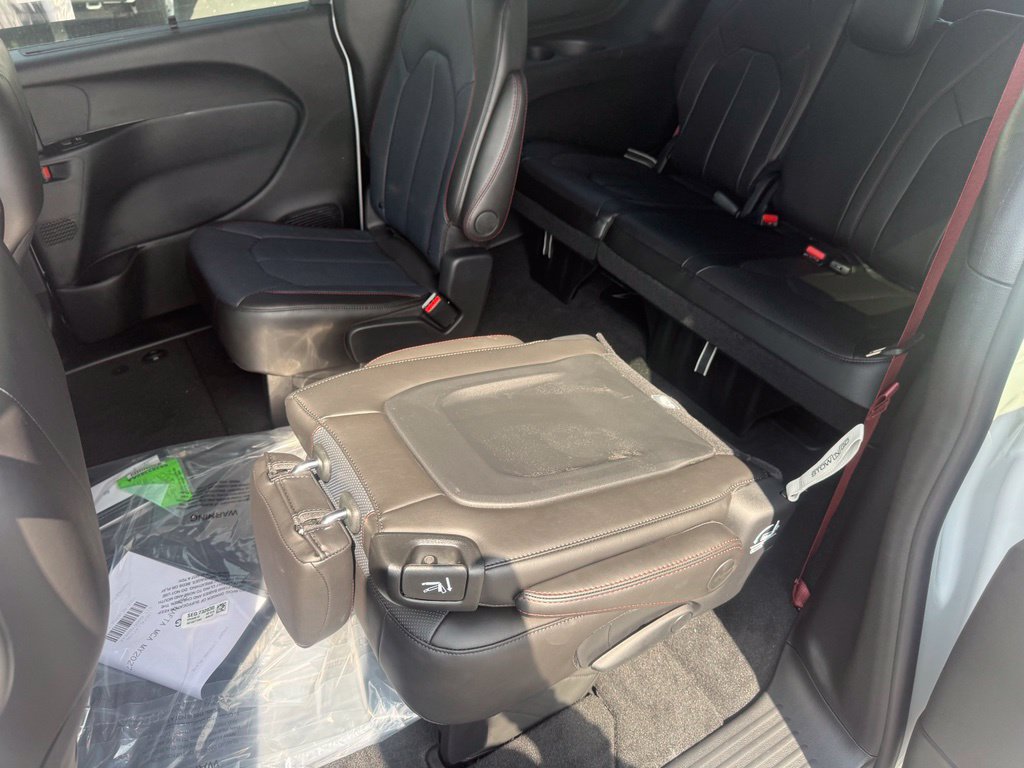 New 2027 Chrysler Pacifica Select FWD image 35
