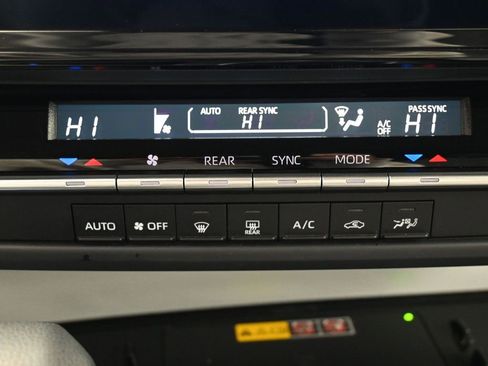 Used 2025 Toyota Sienna LE image 22