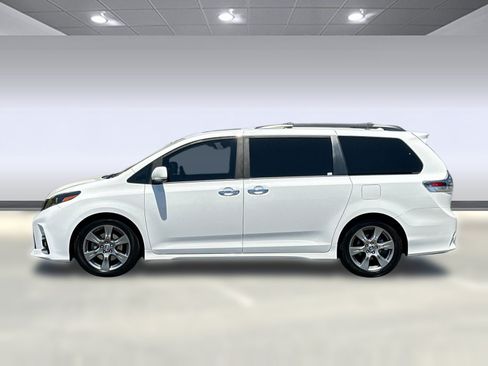 Used 2019 Toyota Sienna SE FWD image 2