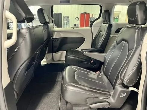 Used 2024 Chrysler Pacifica Touring-L image 14