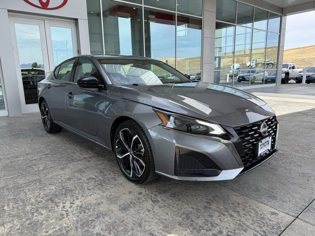 Used 2024 Nissan Altima 2.5 SR FWD image 2