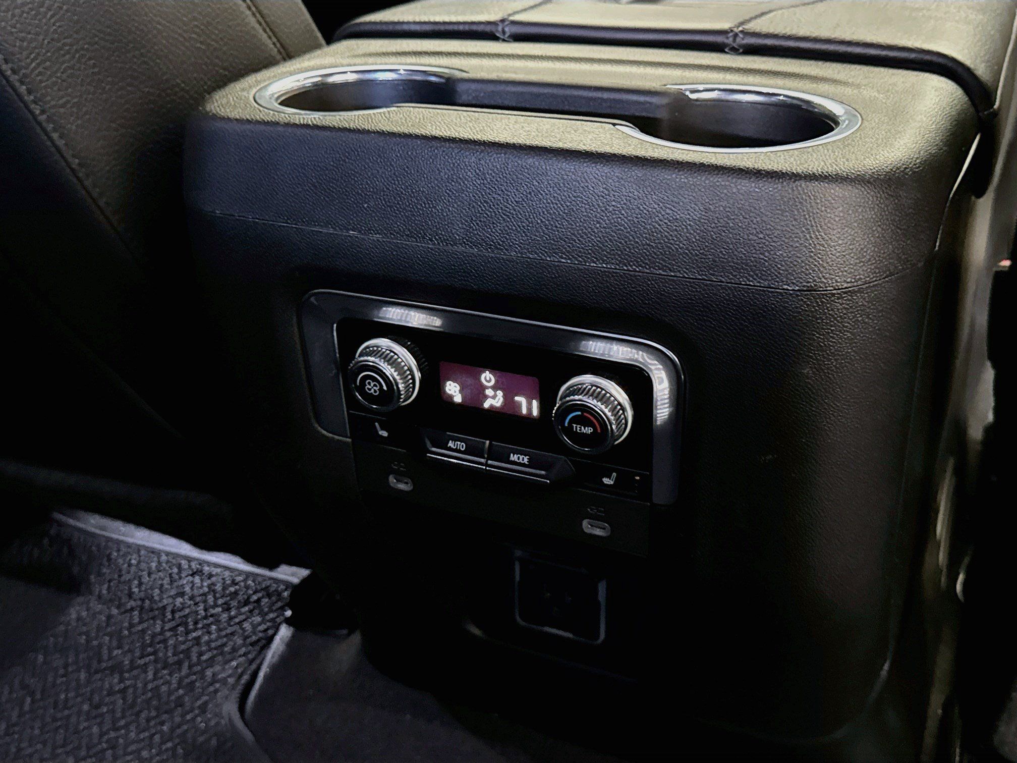 Used 2023 GMC Yukon XL Denali RWD image 16
