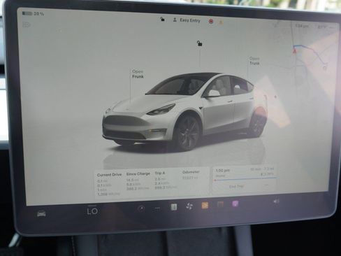 Used 2025 Tesla Model Y Long Range image 14