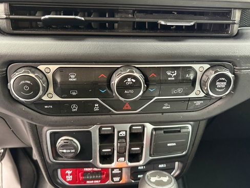 Used 2025 Jeep Wrangler Unlimited Rubicon image 16