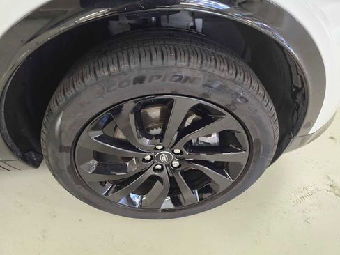 Certified 2024 Land Rover Discovery Sport Dynamic SE image 9