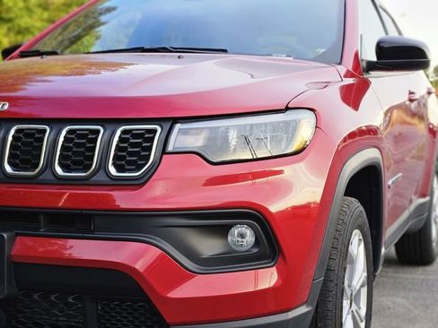 Used 2025 Jeep Compass Latitude AWD/4WD image 9