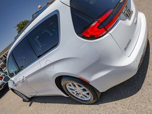 Used 2021 Chrysler Pacifica Touring-L FWD image 8