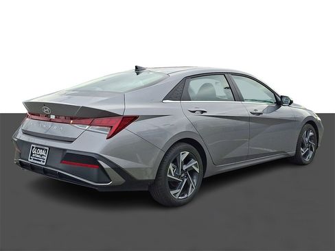 Used 2025 Hyundai Elantra SEL image 7