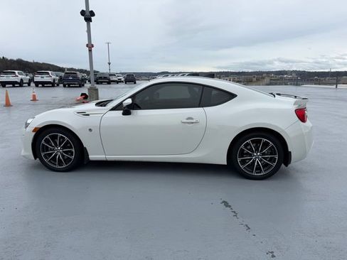 Used 2020 Toyota 86 image 2